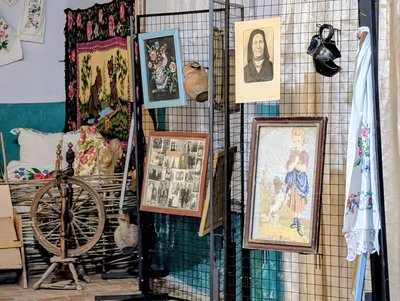 "Місцеві почали приносити й фотографії своїх дідів, бабусь": сільський клуб поблизу Бакоти перетворили на музей "Місцеві почали приносити й фотографії своїх дідів, бабусь": сільський клуб поблизу Бакоти перетворили на музей