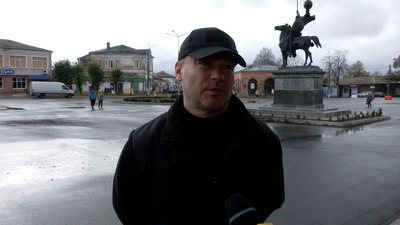 "Вони не били в асфальт, хотіли більш гучних наслідків": Новгород-Сіверський відновлюється від нічної атаки дронів "Вони не били в асфальт, хотіли більш гучних наслідків": Новгород-Сіверський відновлюється від нічної атаки дронів