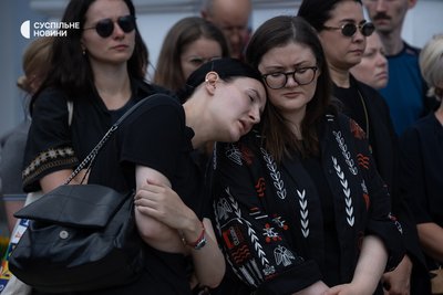 Колеги та друзі Вікторії Рощиної під час прощання із загиблою журналісткою у Михайлівському соборі у Києві, 8 серпня 2025 року Колеги та друзі Вікторії Рощиної під час прощання із загиблою журналісткою у Михайлівському соборі у Києві, 8 серпня 2025 року
