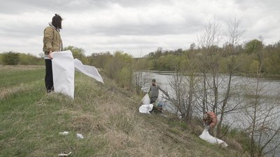 "Хочеться безпеки і чистоти": у двох селах на Вінниччині під час екотолоки збирали сміття на березі річки