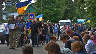 На Чернігівщині поховали двох захисників: Віталія Єременка та Володимира Пустовойта На Чернігівщині поховали двох захисників: Віталія Єременка та Володимира Пустовойта