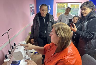 В Ужгороді переселенка із Бердянська Інна Кущ навчає ромок шити одяг В Ужгороді переселенка із Бердянська Інна Кущ навчає ромок шити одяг