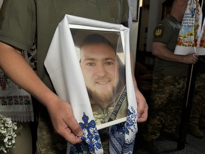 У Полтаві прощаються з трьома загиблими захисниками У Полтаві прощаються з трьома загиблими захисниками