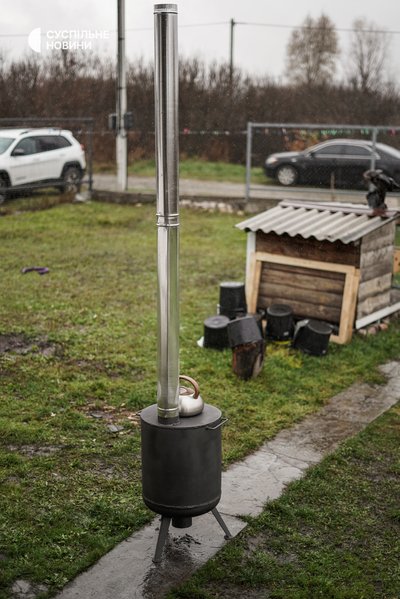 Буржуйки, газові балони, тушонка. Волонтери з Борисполя гріють та годують українських військових