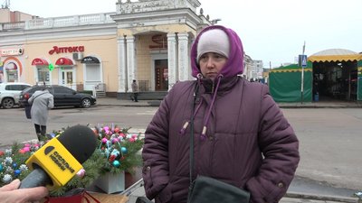Ялинкові ярмарки у Житомирі: ціни на ялинки та що обирають містяни цього року Ялинкові ярмарки у Житомирі: ціни на ялинки та що обирають містяни цього року