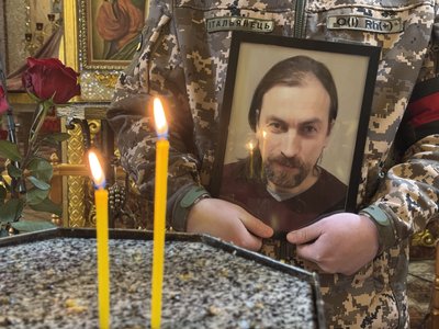 У Сумах попрощалися з механіком взводу ударних безпілотників 3 ДШБ Віктором Сигулею У Сумах попрощалися з механіком взводу ударних безпілотників 3 ДШБ Віктором Сигулею