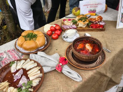 У Кмитові вп’яте провели борщ-батл: 15 команд готували традиційні та незвичайні страви У Кмитові вп’яте провели борщ-батл: 15 команд готували традиційні та незвичайні страви