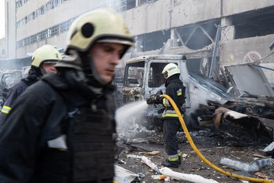 РФ завдала удару по терміналу "Нової пошти" у Харкові: загинув працівник, серед поранених — немовля РФ завдала удару по терміналу "Нової пошти" у Харкові: загинув працівник, серед поранених — немовля