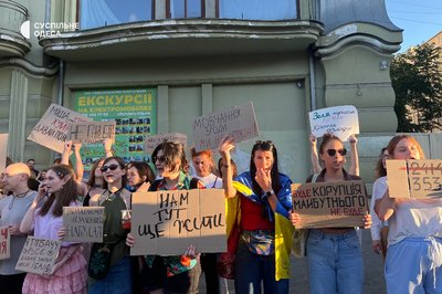 Одесити втретє вийшли на акцію проти законопроєкту, що послаблює НАБУ та САП Одесити втретє вийшли на акцію проти законопроєкту, що послаблює НАБУ та САП