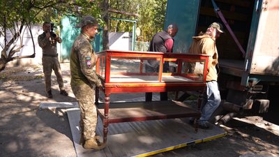 ЕВАКУЮВАЛИ СТОРІЧНІ ВІТРИНИ ЕВАКУЮВАЛИ СТОРІЧНІ ВІТРИНИ