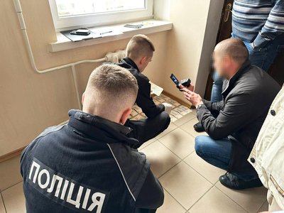 30 тис. грн за документацію на генератори: у Рівному на хабарі викрили посадовця сертифікаційного центру 30 тис. грн за документацію на генератори: у Рівному на хабарі викрили посадовця сертифікаційного центру