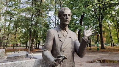 У вінницькому парку тимчасово встановили пам'ятник Леонтовичу з Покровська У вінницькому парку тимчасово встановили пам'ятник Леонтовичу з Покровська