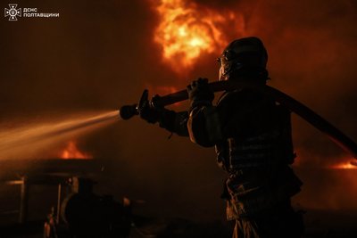 На Полтавщині загасили пожежу на промисловому підприємстві, яка виникла через влучання БпЛА На Полтавщині загасили пожежу на промисловому підприємстві, яка виникла через влучання БпЛА