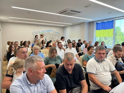 "Ця історія неймовірно натхнена": у Черкасах школярів нагородили грошовими сертифікатами "Ця історія неймовірно натхнена": у Черкасах школярів нагородили грошовими сертифікатами