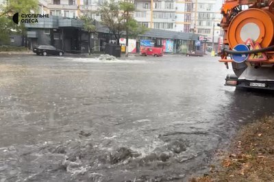 Негода в Одесі: частина електротранспорту не курсує, рух на дорогах ускладнений Негода в Одесі: частина електротранспорту не курсує, рух на дорогах ускладнений