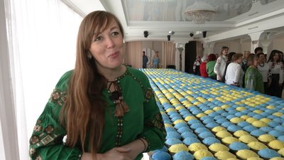 У Чернігові до Великодня виклали понад 1000 пасок у формі рушника та встановили рекорд України