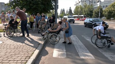 "Хода безбар'єрності": лучани перевіряли на доступність вулиці та будівлі