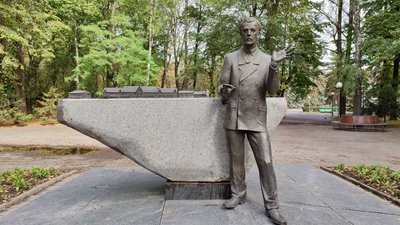 У вінницькому парку тимчасово встановили пам'ятник Леонтовичу з Покровська У вінницькому парку тимчасово встановили пам'ятник Леонтовичу з Покровська