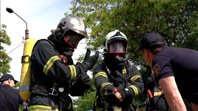 Лабіринт з перешкодами та пошук поранених: як в Одесі тренуються рятувальники Лабіринт з перешкодами та пошук поранених: як в Одесі тренуються рятувальники