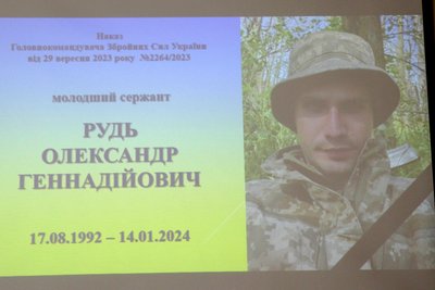 В Житомирі родинам загиблих передали державні і відомчі нагороди воїнів В Житомирі родинам загиблих передали державні і відомчі нагороди воїнів