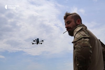 Пілот FPV-дрона з позивним Ваха повернувся з вогневих позицій і бере участь у тренувальних польотах. Нещодавно його розрахунок вразив російський БТР на лівобережжі Дніпра. Херсонщина, травень 2025 року Пілот FPV-дрона з позивним Ваха повернувся з вогневих позицій і бере участь у тренувальних польотах. Нещодавно його розрахунок вразив російський БТР на лівобережжі Дніпра. Херсонщина, травень 2025 року