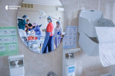 Команда медиків приймає пологи у Насті в пологовій залі лікарні Команда медиків приймає пологи у Насті в пологовій залі лікарні