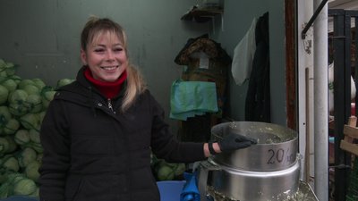 Скільки коштують сезонні овочі та фрукти на ринку у Рівному Скільки коштують сезонні овочі та фрукти на ринку у Рівному