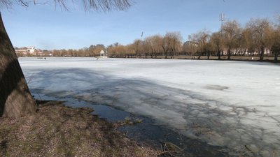 "Лід ще міцний": що рибалки та рятувальники говорять про риболовлю на кризі у Рівному "Лід ще міцний": що рибалки та рятувальники говорять про риболовлю на кризі у Рівному
