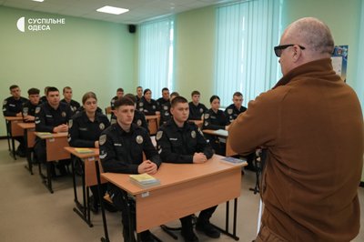 "Продовжую рухатись": в Одесі ветеран з порушенням зору працює викладачем "Продовжую рухатись": в Одесі ветеран з порушенням зору працює викладачем