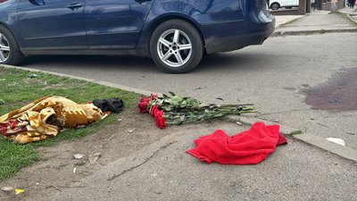 "Вони тільки почали жити". На майданчик у Кривому Розі, де через атаку РФ загинули діти, несуть квіти й іграшки "Вони тільки почали жити". На майданчик у Кривому Розі, де через атаку РФ загинули діти, несуть квіти й іграшки