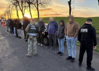 На Одещині на кордоні затримали міжобласний кортеж із чоловіків На Одещині на кордоні затримали міжобласний кортеж із чоловіків