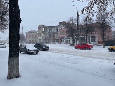 "Ідеш, а снігу по коліна". Як справляються з прибиранням снігу в Охтирці "Ідеш, а снігу по коліна". Як справляються з прибиранням снігу в Охтирці