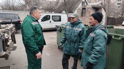 "По 20, 50, 100 гривень у бачках викидають", — вантажник сміттєвоза Сергій Тіторчук "По 20, 50, 100 гривень у бачках викидають", — вантажник сміттєвоза Сергій Тіторчук