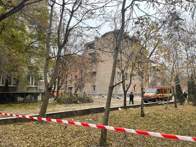 Працюють правоохоронці, люди несуть квіти. Що відбувається на місці ракетного удару у Кривому Розі Працюють правоохоронці, люди несуть квіти. Що відбувається на місці ракетного удару у Кривому Розі