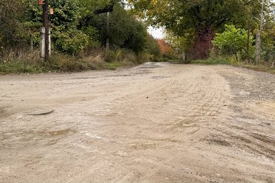 Дорога на вулиці Марморозькій у Чернівцях, де планують провести капітальний ремонт Дорога на вулиці Марморозькій у Чернівцях, де планують провести капітальний ремонт