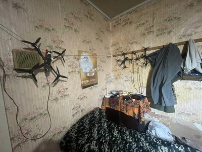Військовий Борис "Фіксик" ремонтує та вдосконалює FPV-дрони на Сумщині Військовий Борис "Фіксик" ремонтує та вдосконалює FPV-дрони на Сумщині
