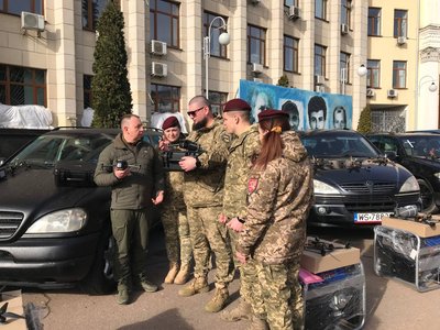 У Житомирі військовим передали дрони, генератори та автомобілі від благодійників У Житомирі військовим передали дрони, генератори та автомобілі від благодійників