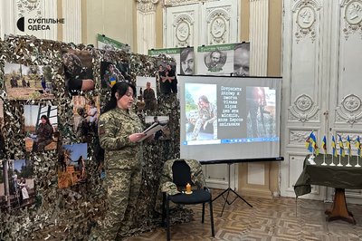 "Війна має жіноче ім'я": в Одесі відкрилася фотовиставка офіцерки ЗСУ