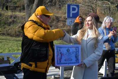 Поцілунки та вино: в Одесі встановили рекорд України з наймасовішого поцілунку на березі моря Поцілунки та вино: в Одесі встановили рекорд України з наймасовішого поцілунку на березі моря