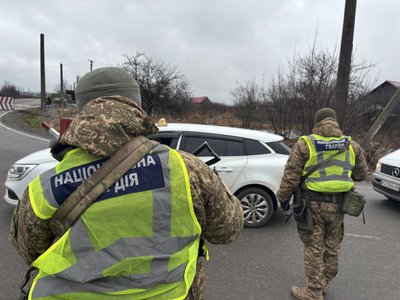 Нацгвардійці перевіряють автомобілі на блокпосту Нацгвардійці перевіряють автомобілі на блокпосту