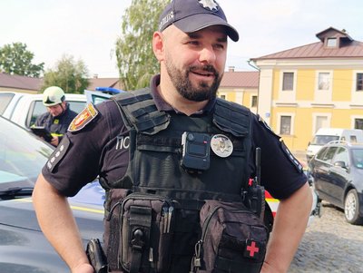 У Луцьку через сильний вітер дерева впали на припарковані автомобілі У Луцьку через сильний вітер дерева впали на припарковані автомобілі
