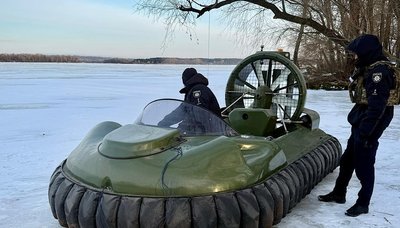 У Дніпрі поліцейські знешкодили дрон РФ, що впав посеред замерзлої річки У Дніпрі поліцейські знешкодили дрон РФ, що впав посеред замерзлої річки
