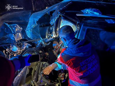 Врізався в дерево: рятувальники вирізали водія з понівеченого авто на Київщині Врізався в дерево: рятувальники вирізали водія з понівеченого авто на Київщині