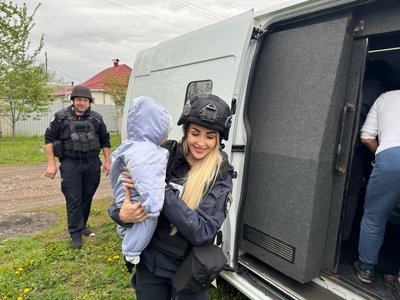 Єдина жінка-поліцейська спецпідрозділу "Білий Янгол" на Сумщині евакуює людей з-під обстрілів Єдина жінка-поліцейська спецпідрозділу "Білий Янгол" на Сумщині евакуює людей з-під обстрілів