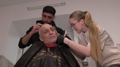 Барбери з Луцька стрижуть поранених військових на Рівненщині Барбери з Луцька стрижуть поранених військових на Рівненщині