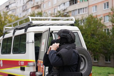 Поліція працює на місці падіння російського безпілотника "Молнія" в Київському районі Харкова Поліція працює на місці падіння російського безпілотника "Молнія" в Київському районі Харкова