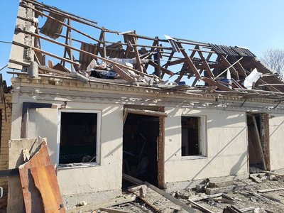 У господарській будівлі пошкоджений дах, вибиті вікна й двері У господарській будівлі пошкоджений дах, вибиті вікна й двері