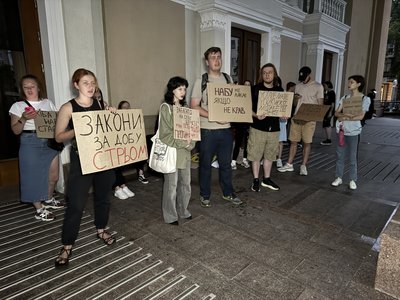 Полтавці вчетверте зібралися на акцію протесту проти закону, який нівелює незалежність НАБУ та САП Полтавці вчетверте зібралися на акцію протесту проти закону, який нівелює незалежність НАБУ та САП