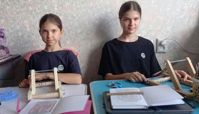 Кіберодяг для поранених: як вчителька з Херсона об’єднала дітей у "Швейну роту" Кіберодяг для поранених: як вчителька з Херсона об’єднала дітей у "Швейну роту"