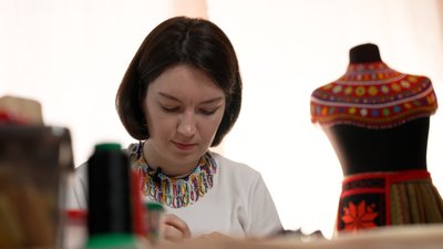 Відчувають захист завдяки прикрасам. Як на Буковині майстрині виготовляють старовинні ґердани та силянки | Жива спадщина